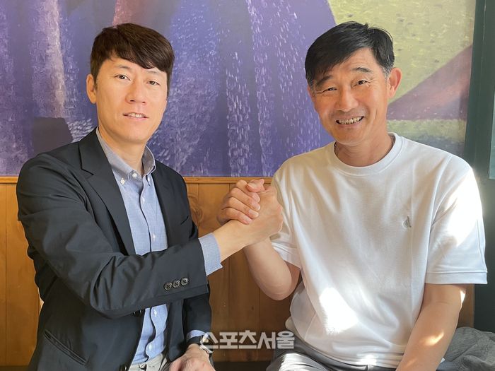 김은중(왼쪽) 20세 이하 대표팀 감독과 차상광 골키퍼 코치.수원 | 정다워기자