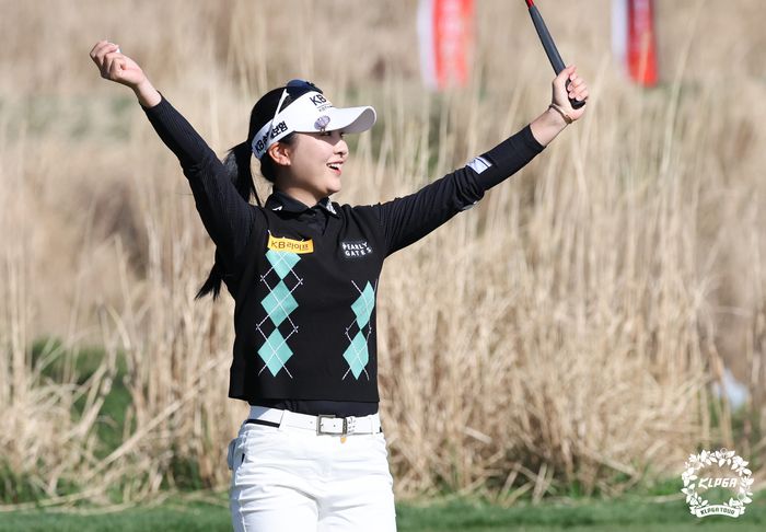 이예원이 9일 롯데스카이힐 제주CC에서 열린 KLPGA투어 롯데렌터카 여자오픈에서 생애 첫 우승을 확정한 뒤 두 팔을 번쩍 들어올리고 있다. 사진제공 | KLPGA