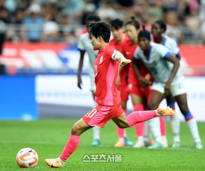 지소연이 8일 서울월드컵경기장에서 열린 아이티와 여자축구 국가대표 평가전에서 후반전 패널티킥 골을 넣고 있다. 2023. 7. 8.상암 | 최승섭기자 thunder@sportsseoul.com