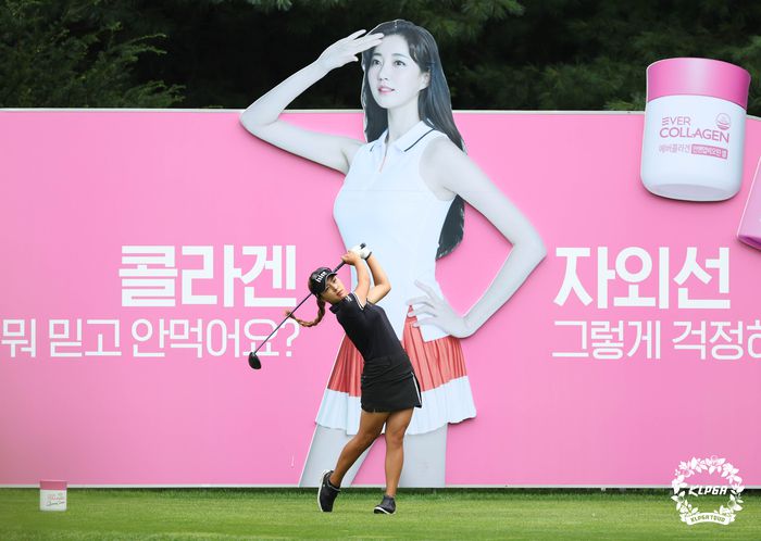 지난해 열린 에버콜라겐 퀸즈크라운 우승자 윤이나가 티샷하는 장면. 사진 | KLPGA