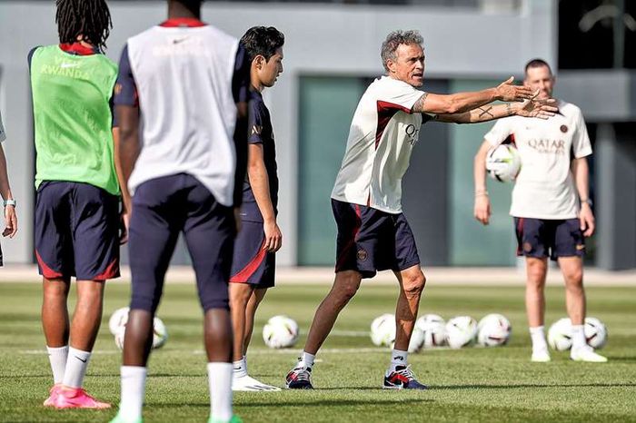 엔리케 감독 지시를 듣는 이강인.출처 | PSG 홈페이지