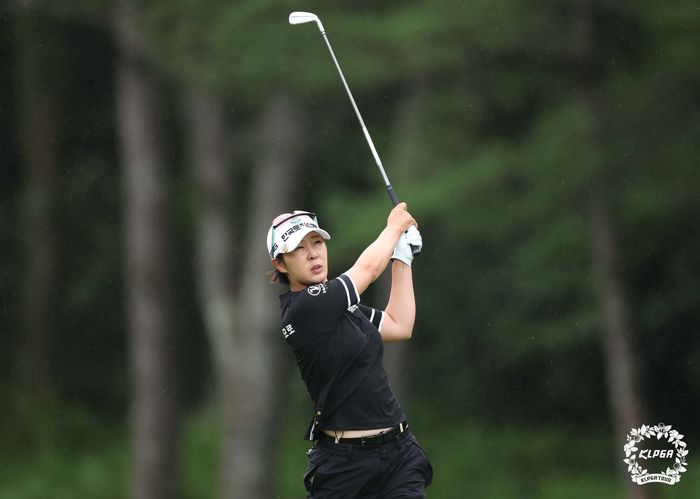 박지영이 14일 더시에나CC에서 열린 KLPGA투어 에버콜라겐 더시에나 퀸즈 크라운 2라운드에서 샷하고 있다. 사진 | KLPGA