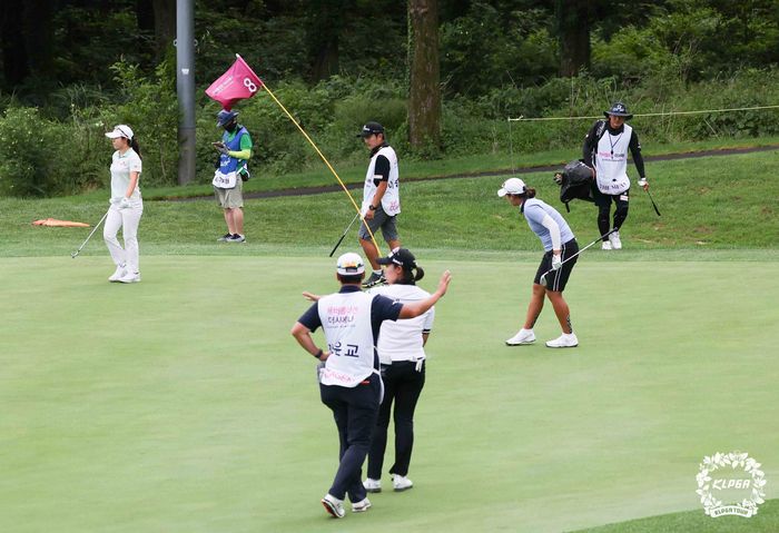 KLPGA투어 에버콜라겐 더시에나 퀸즈크라운에 꽂힌 깃대가 강풍으로 크게 휘어지고 있다. 사진 | KLPGA