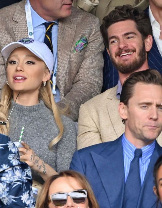 팝스타 아리아나 그란데(왼쪽)와 배우 앤드류 가필드가 16일(현지시간) 영국 런던에서 열린 2023 윔블던 남자단식 결승전 관중석에서 포착됐다. 사진 | 베니티페어