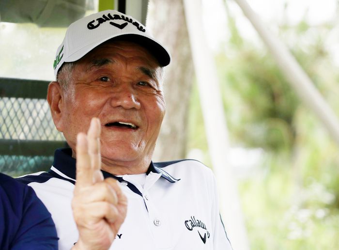 KPGA 한장상 고문이 지난해 처음으로 열린 아너스K 솔라고CC 한장상 인비테이셔널에서 환한 표정으로 포즈를 취하고 있다. 사진 | KPGA