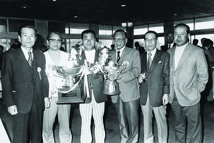 아시아 서키트에서 우승한 한장상(왼쪽에서 세 번째)이 허정구 회장과 당시 최고 실세로 불리던 김형욱 중앙정보부장(왼쪽부터)의 축하를 받고 있다. 사진 | KPGA