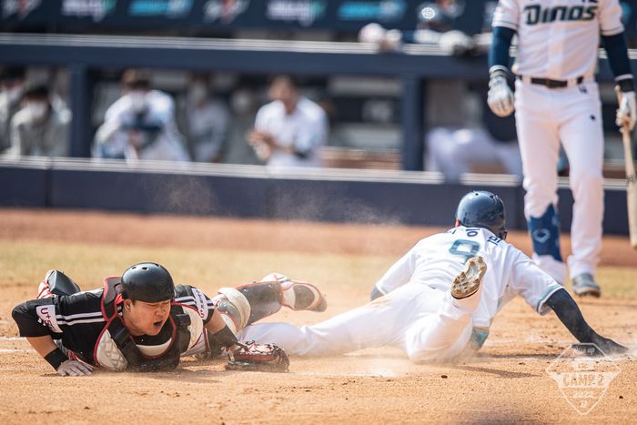 NC 최승민이 2022년 3월 4일 창원NC파크에서 열린 LG와 평가전에서 홈으로 슬라이딩해 들어오고 있다. 사진 | NC 다이노스