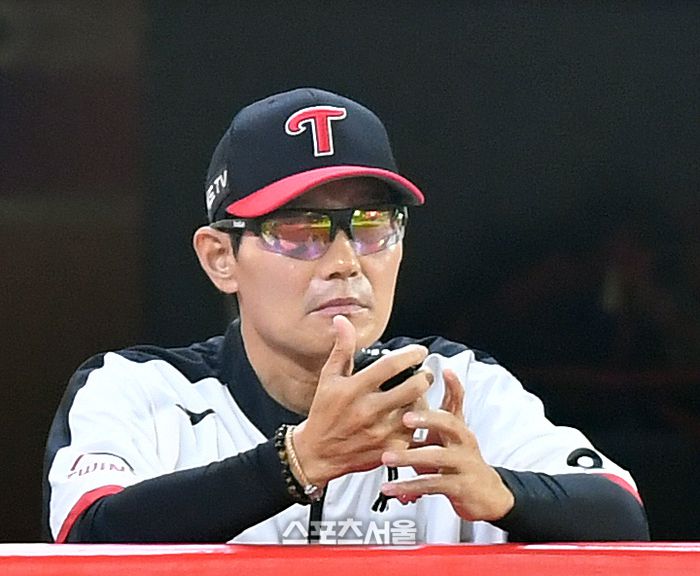 LG 염경엽 감독이 28일 인천SSG랜더스필드에서 열린 2023 프로야구 SSG랜더스와 LG트윈스의 경기를 지휘하고 있다.2023.06.28.문학 | 강영조기자 kanjo@sportsseoul.com