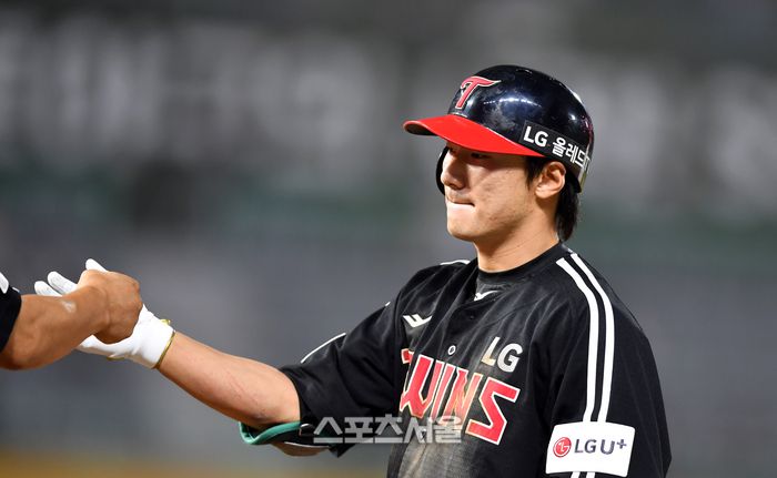 LG 9번타자 신민재가 28일 인천SSG랜더스필드에서 열린 2023 프로야구 SSG랜더스와 LG트윈스의 경기 8회초 무사 2루에서 1타점 안타로 출루하고 있다.2023.06.28.문학 | 강영조기자 kanjo@sportsseoul.com