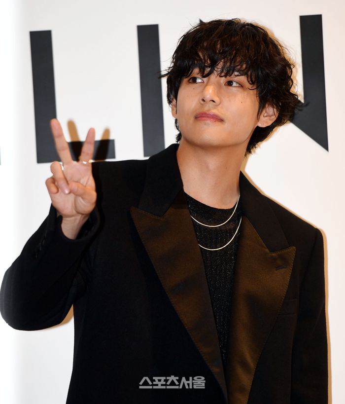 BTS 뷔가 30일 여의도 현대백화점 더현대 서울에 위치한 셀린느(CELINE) 팝업 스토어를 방문해 포즈를 취하고 있다. 2023. 3. 30.최승섭기자 thunder@sportsseoul.com