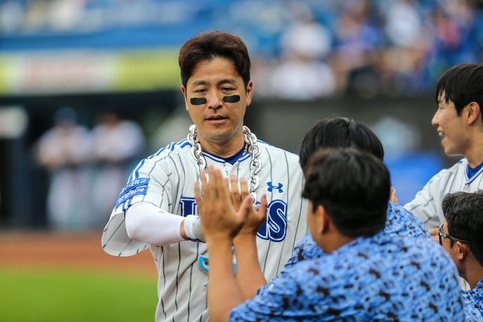 삼성 강민호가 22일 대구삼성라이온즈파크에서 열린 2023 KBO리그 KT전에서 2회말 선제 솔로포를 때린 후 더그아웃으로 돌아와 동료들의 축하를 받고 있다. 사진제공 | 삼성 라이온즈