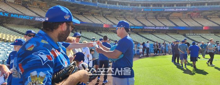 다저스와 토론토 블루제이스 팬들에게 사인을 해주고 있는 류현진. 사진