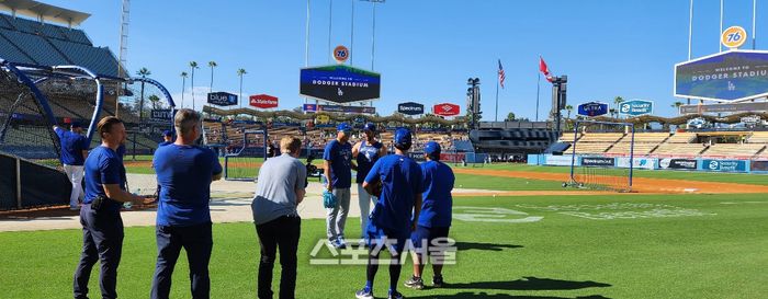 다저스와 토론토 블루제이스 직원들이 지켜보는 가운데 류현진과 커쇼가 얘기를 나누고 있다. 사진=문상열전문기자