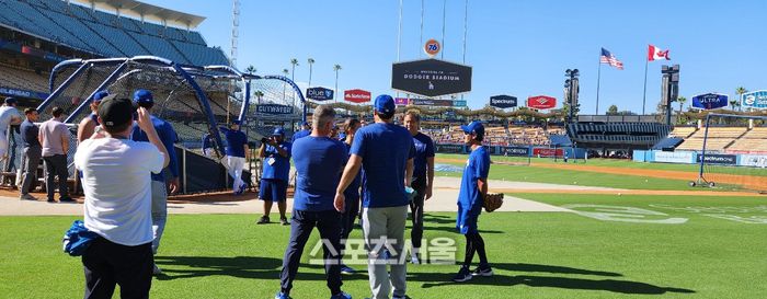 류현진이 다저스 직원들과 만나고 있다.