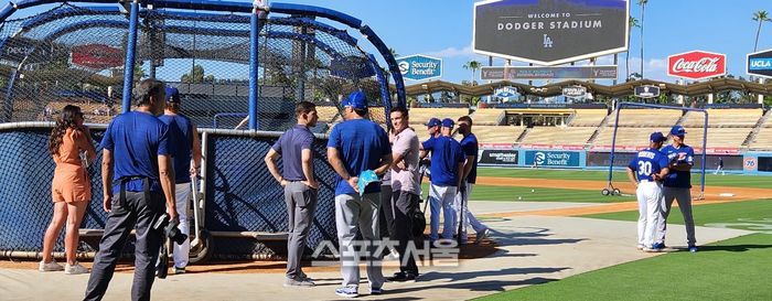 토론토 블루제이스 류현진이 현 다저스 전담방송 스포츠네트와 폭스스포츠 캐스터를 맡고 있는 조 데이비스를 찾아 인사를  나누고 대화하고 있다.