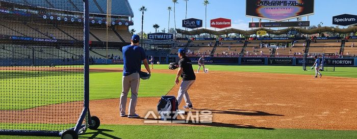 아직은 26인 현역 엔트리에는 포함돼 있지 않지만 팀에 합류한 류현진은 경기 전 1루에서 볼을 받아주며 감각을 유지했다. 돈 매팅리 벤치코치가 1루 수비 시범을 보여주고 있다.