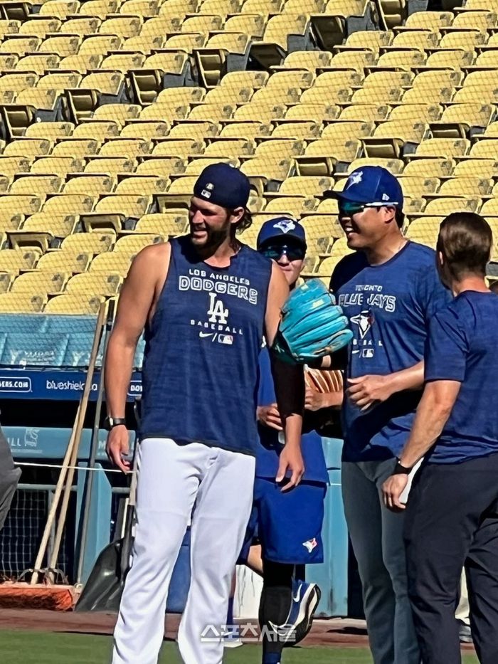 26일 경기 전 옛 동료 클레이튼 커셔와 만나 환하게 웃고 있다. 사진=문상열전문기자