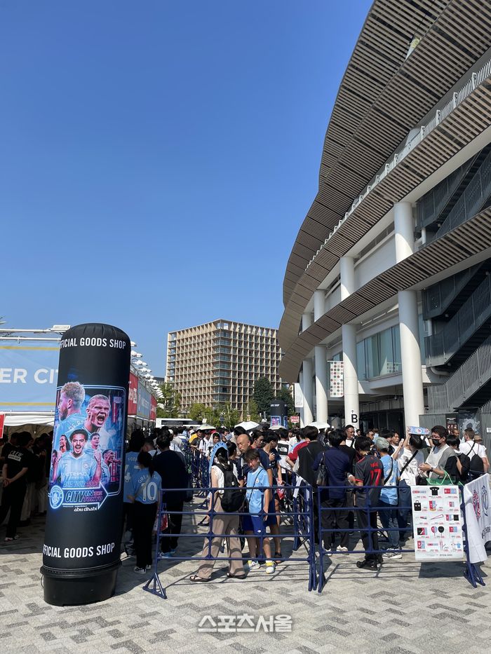 줄이 길게 널어선 맨시티 스토어.도쿄 | 정다워기자