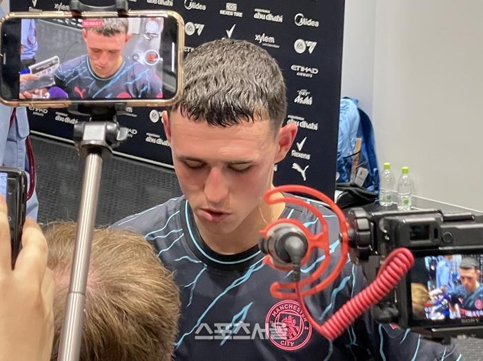 인터뷰에 응한 필 포든.도쿄 | 정다워기자