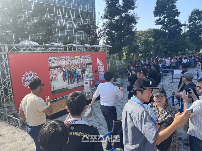 분데스리가 트로피 전시.도쿄 | 정다워기자