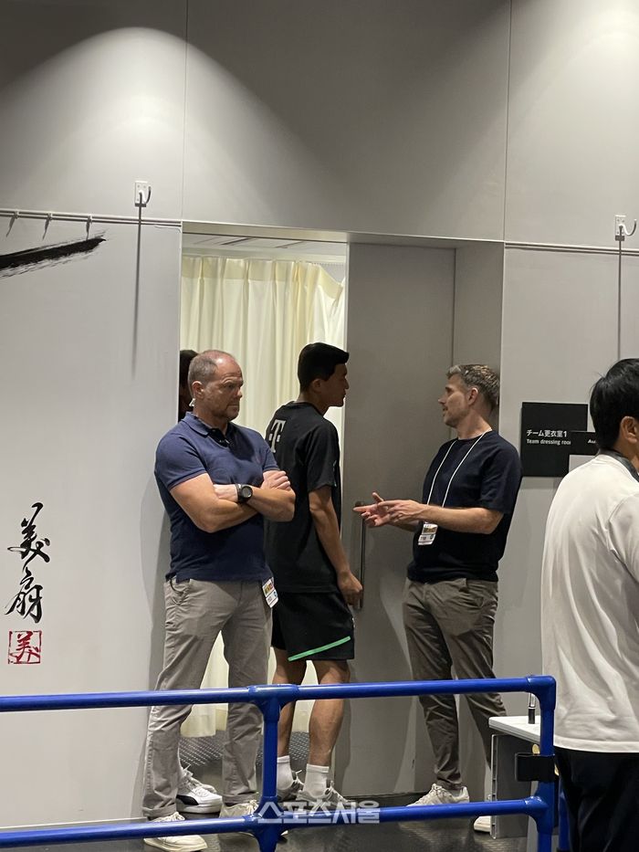 구단 스태프와 대화하는 김민재.도쿄 | 정다워기자