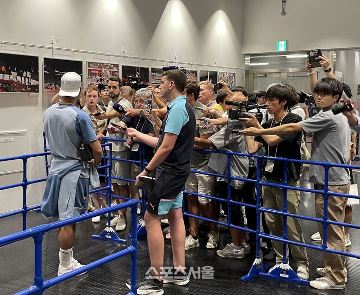 잭 그릴리시가 경기 후 인터뷰에 응하는 모습.도쿄 | 정다워기자