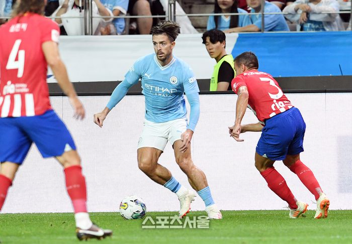 맨체스터 시티의 잭 그릴리쉬가 드리블 돌파를 시도하고 있다.