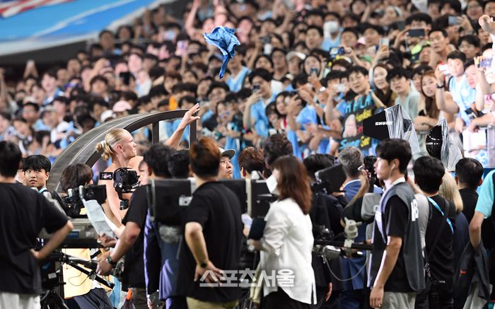 맨체스터 시티의 엘링 홀란이 30일 서울월드컵경기장에서 열린 쿠팡플레이 시리즈 아틀레티코 마드리드와 경기에서 1-2로 패한 뒤 그라운드를 빠져나가면서 팬에게 유니폼을 던져주고 있다. 2023. 7. 30. 박진업기자 upandup@sportsseoul.com