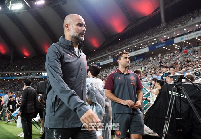 맨체스터 시티의 펩 과르디올라 감독이 30일 서울월드컵경기장에서 열린 쿠팡플레이 시리즈 아틀레티코 마드리드와 경기에 앞서 그라운드에 입장하고 있다. 2023. 7. 30. 박진업기자 upandup@sportsseoul.com