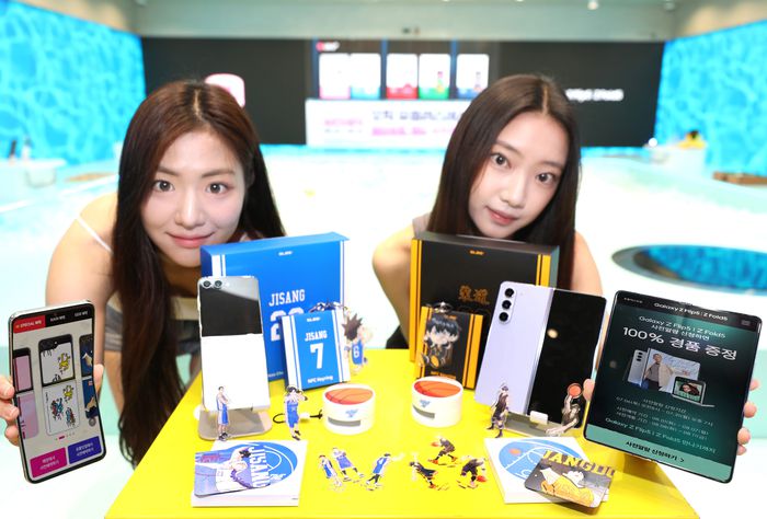 LG유플러스 모델이 일상비일상의틈에서 갤럭시 Z 플립5와 폴드5 등을 소개하고 있다.  사진 | LG유플러스