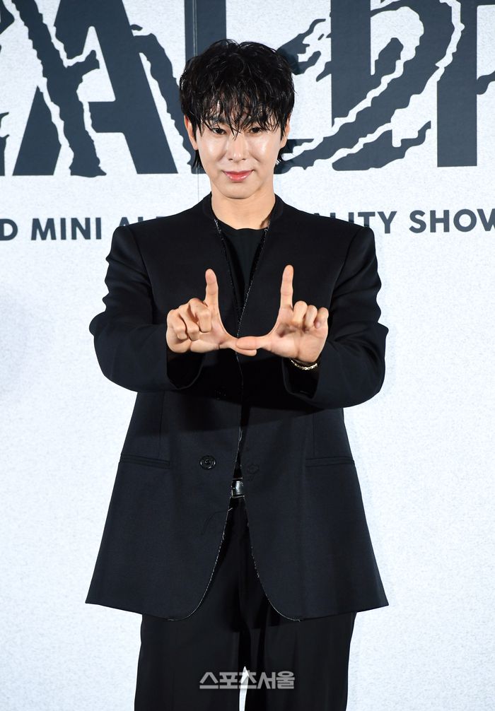 유노윤호가 7일 오후 서울 강남구 메가박스 코엑스점에서 진행된 세 번째 미니앨범 ‘리얼리티 쇼(Reality Show)’ 발매 기념 기자간담회에서 취재진을 향해 포즈를 취하고 있다. 2023. 8. 7. 박진업기자 upandup@sportsseoul.com