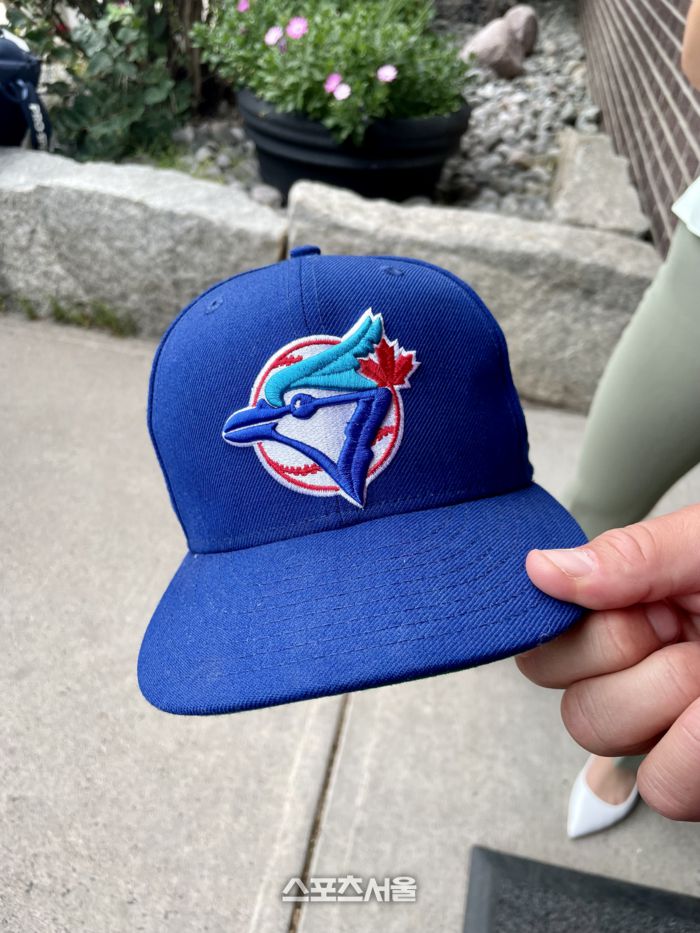 대회 직원이 자신이 쓰고 있던 ‘토론토 블루제이스’ 모자를 보여줬다. 선더베이(캐나다) | 황혜정기자. et16@sportsseoul.com