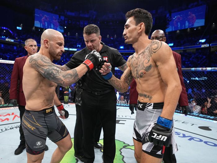 알렉산더 볼카노프스키(왼쪽)와 맥스 할로웨이가 2022년 7월 미국 네바다주 라스베이거스 티모바일 아레나에서 열린 ‘UFC 276’ 경기 직전 글러브 터치하고 있다. 사진 | UFC