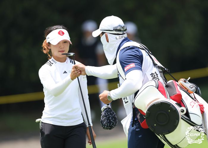 황유민(왼쪽)이 11일 테디 밸리 골프&리조트에서 열린 KLPGA투어 두산건설 위브 챔피언십에서 캐디에게 퍼터를 건네고 있다. 사진 | KLPGA