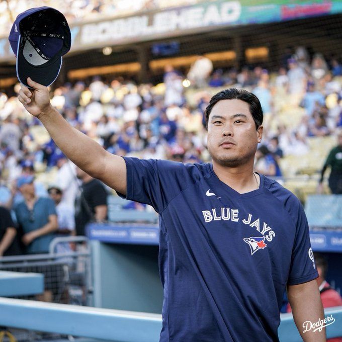 26일 경기에 앞서 LA 다저스 구단이 토론토 블루제이스 좌완 류현진을 소개하자 모자를 흔들며 팬들의 환호에 답례하고 있다. 사진 | LA 다저스 트위터