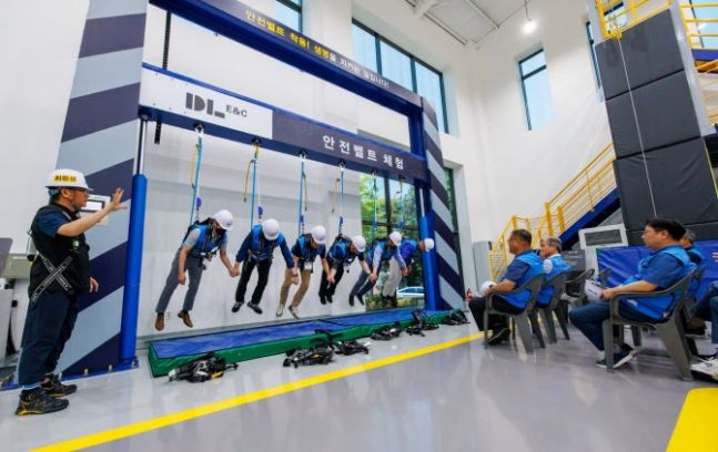 지난 6월 대전 대덕연구단지에 위치한 DL이앤씨 안전체험학교에서 토목사업본부 협력업체 최고경영자(CEO)들이 안전체험교육에 참여하고 있다.  사진|디엘이앤씨