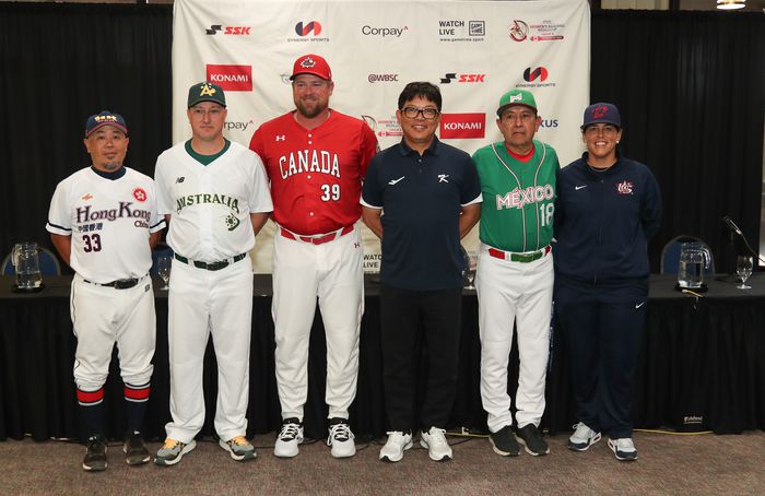 가장 오른쪽이 미국  여자야구 대표팀 감독 베로니카. 베로니카는 선더베이에 온 6개국 감독 중 유일한 여성 감독이다. 사진출처 | WBSC.