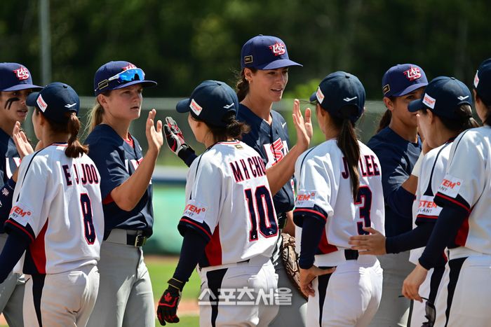 대한민국 대표팀 선수들보다 머리 하나는 더 큰 미국 여자야구 선수들. 선더베이(캐나다) | 황혜정기자. et16@sportsseoul.com