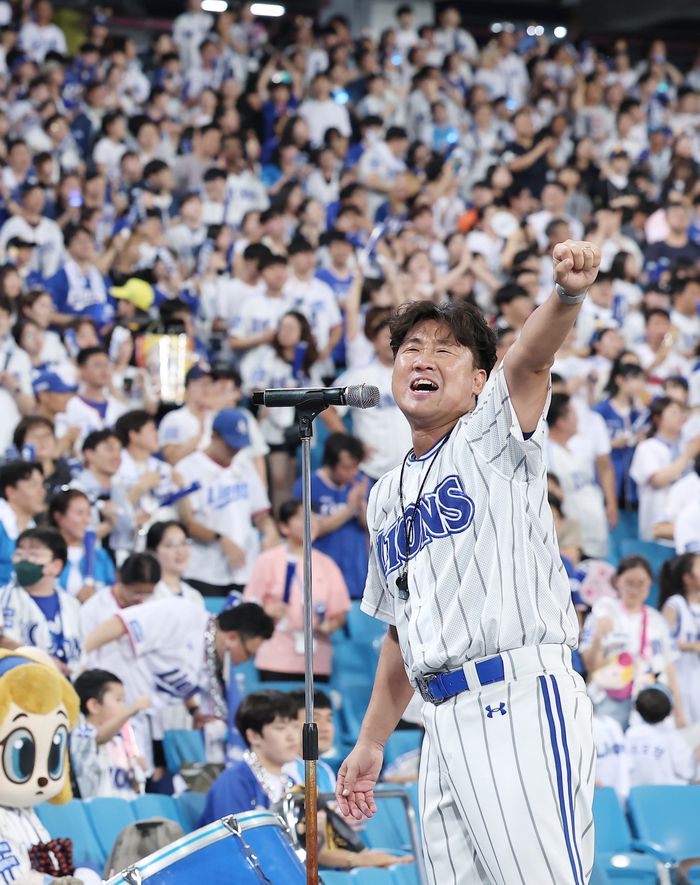 삼성 김상헌 응원단장이 19일 대구삼성라이온즈파크에서 열린 2023 KBO리그 KIA전에서 응원을 주도하고 있다. 사진제공 | 삼성 라이온즈