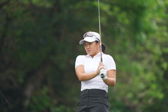 송지민이 드라이버 티샷 후 타구를 바라보고 있다. 사진 | 크라우닝