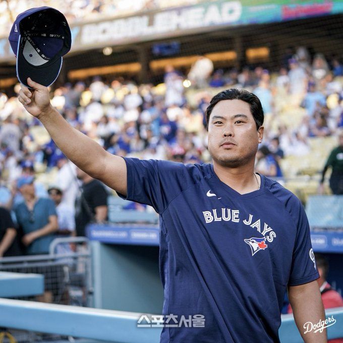 26일 경기에 앞서 LA 다저스 구단이 토론토 블루제이스 좌완 류현진을 소개하자 모자를 흔들며 팬들의 환호에 답례하고 있다. 사진 캡처=LA 다저스 트위터