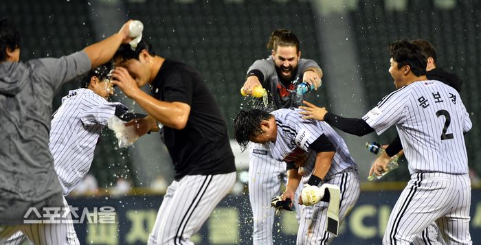 LG  정주현이 3일 잠실 키움전 12회말 2사 2,3루에서 내야땅볼로 끝내기안타를 기록한뒤 축하받고 있다. 2023.08.03.강영조기자 kanjo@sportsseoul.com