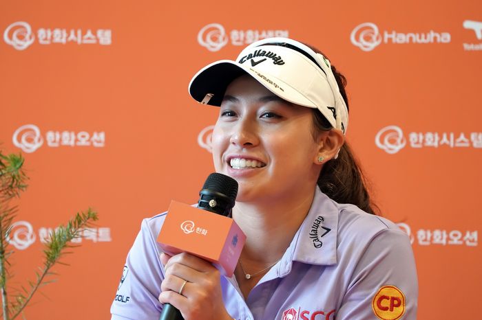 아타야 티띠꾼이 밝은 표정으로 인터뷰하고 있다. 사진 | KLPGA