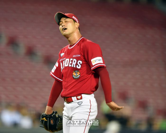 SSG 선발투수 김광현이 25일 잠실구장에서 열린 2023 프로야구 두산베어스와 SSG랜더스 경기 4회말 수비 도중 땀을 닦으며 힘겨워하고 있다. 2023.08.25.강영조기자 kanjo@sportsseoul.com