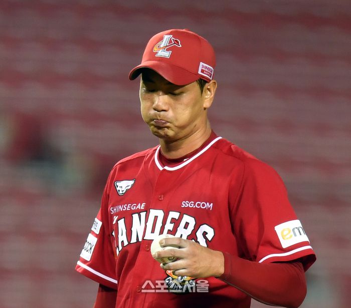 SSG 선발투수 김광현이 25일 잠실구장에서 열린 2023 프로야구 두산베어스와 SSG랜더스 경기 4회말 수비 도중 땀을 닦으며 힘겨워하고 있다. 2023.08.25.강영조기자 kanjo@sportsseoul.com