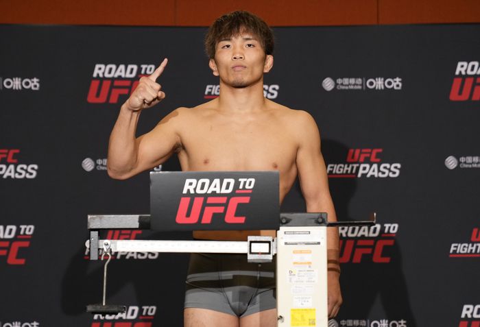 일본의 하라구치 신이 26일 싱가포르 리조트 월드 컨벤션 센터에서 열린 ‘로드 투 UFC’ 계체에서 포즈를 취하고 있다. 사진 | UFC