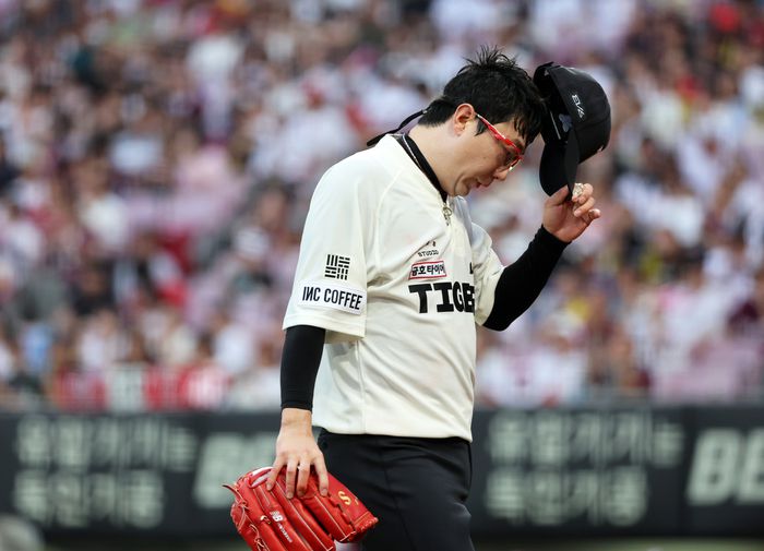 KIA 선발투수 양현종이 마운드에서 물러나고 있다. 사진 | 연합뉴스
