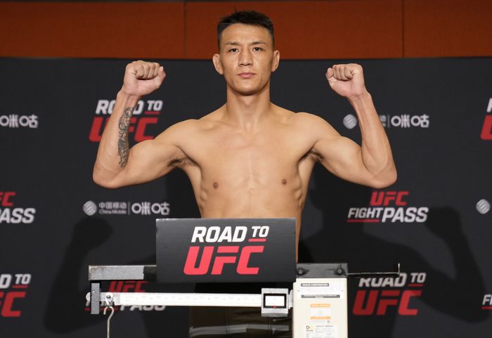 중국의 롱주가 26일 싱가포르 리조트 월드 컨벤션 센터에서 열린 ‘로드 투 UFC’ 계체에서 포즈를 취하고 있다. 사진 | UFC
