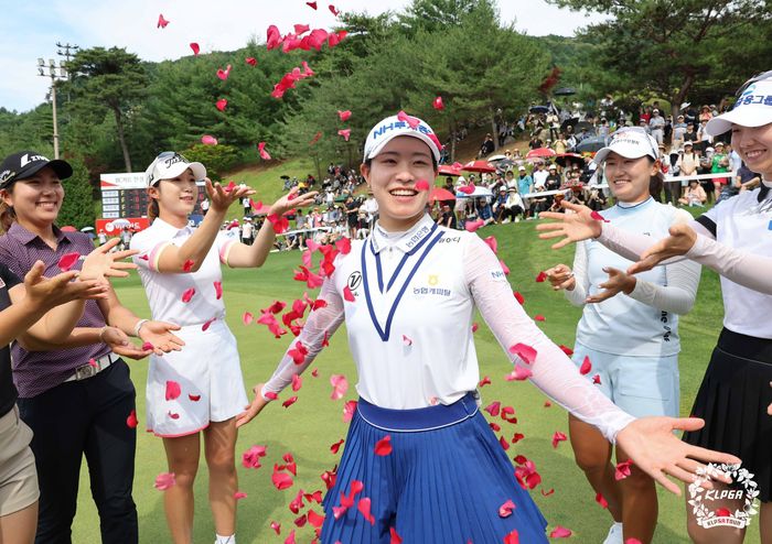 박민지가 포천힐스에서 열린 KLPGA투어 BC카드·한경 레이디스컵에서 우승을 차지한 뒤 꽃잎세례를 받고 있다. 사진 | KLPGA