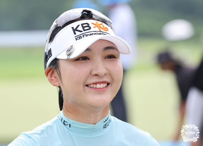 이예원이 테디밸리 골프&리조트에서 열린 KLPGA투어 두산건설 위브 챔피언십에서 우승한 뒤 환하게 웃고 있다. 사진 | KLPGA